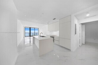 700 NE 24th St, Unit 2704 in Miami, FL - Building Photo - Building Photo
