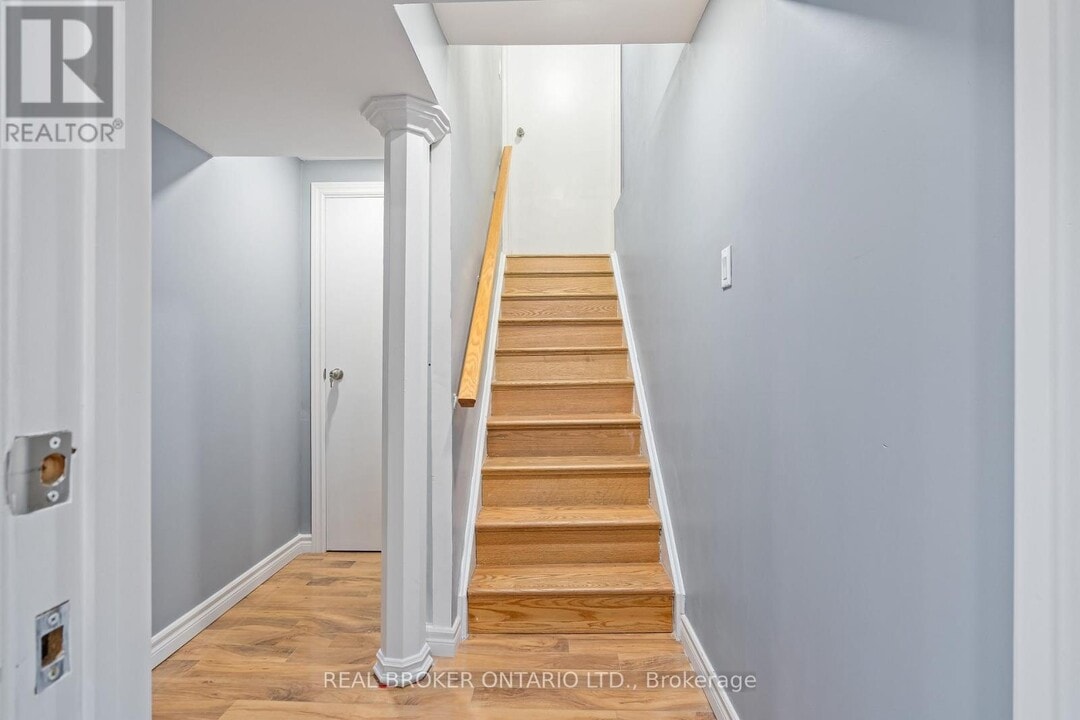 210 Miller Dr in Halton Hills, ON - Building Photo