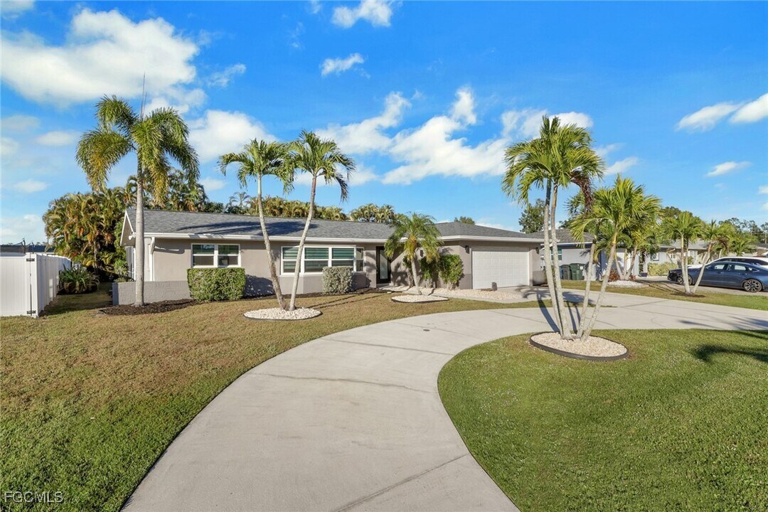 1653 S Fountainhead Rd in Ft. Myers, FL - Building Photo