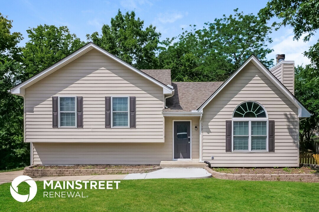 1500 NE Whitestone Dr in Lee's Summit, MO - Building Photo