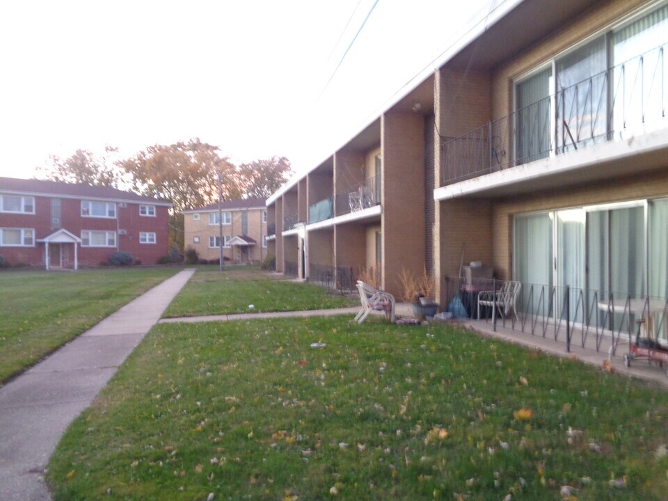 5818 107th St in Chicago Ridge, IL - Building Photo