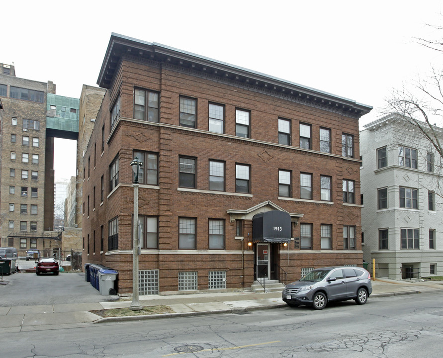 Lafayette Apartments in Milwaukee, WI - Foto de edificio