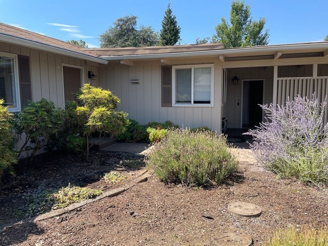 1224 Siskiyou Blvd in Medford, OR - Foto de edificio - Building Photo