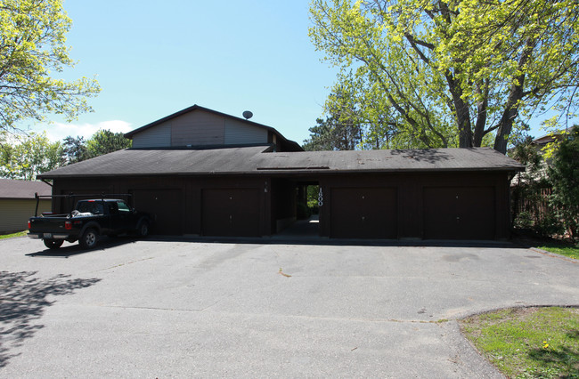 1600 Pinewood Ln in Hudson, WI - Foto de edificio - Building Photo