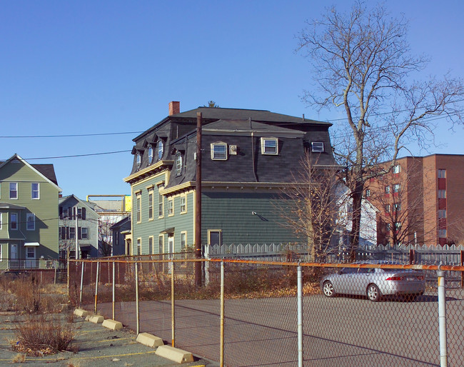 158 4th St in Fall River, MA - Foto de edificio - Building Photo