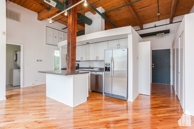 2222 W Diversey Ave, Unit 306 in Chicago, IL - Building Photo - Building Photo