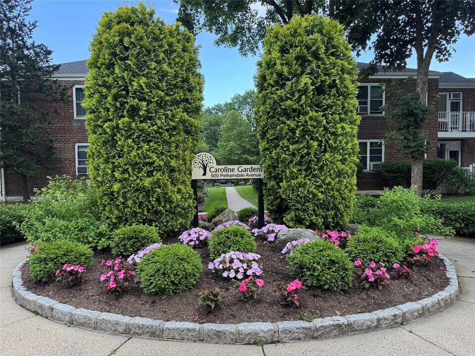 920 Pelhamdale Ave in Pelham Manor, NY - Building Photo