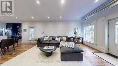 936 Dundas St E in Toronto, ON - Building Photo - Building Photo