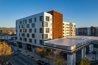 MAZ Building in Emeryville, CA - Foto de edificio - Building Photo