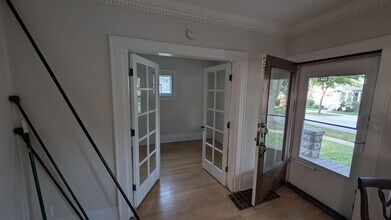 569 N 65th St, Unit Lower in Wauwatosa, WI - Foto de edificio - Building Photo