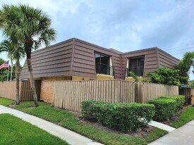 1415 14th Ct in Palm Beach Gardens, FL - Building Photo