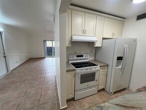 10756 N Kendall Dr in Miami, FL - Building Photo - Building Photo