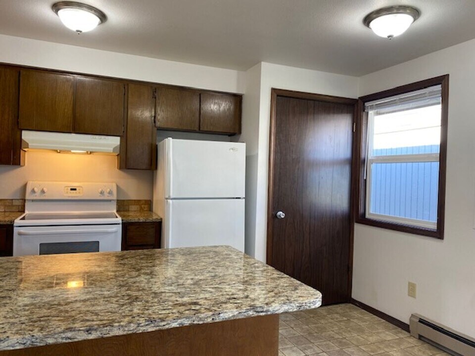 13716 E Mission Ave in Spokane Valley, WA - Building Photo