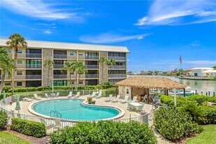 3000 Gulf Shore Blvd N in Naples, FL - Building Photo