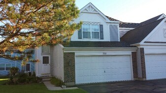 732 Silk Oak Ln in Crystal Lake, IL - Building Photo