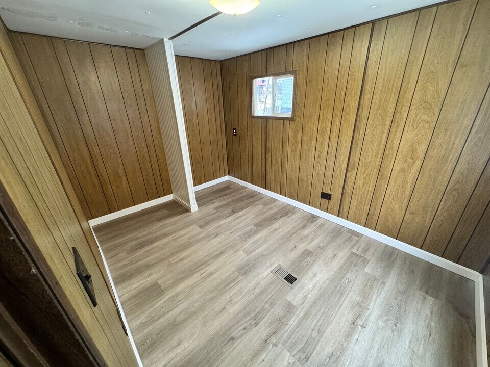 17 Pleasant St in Oakland, ME - Building Photo