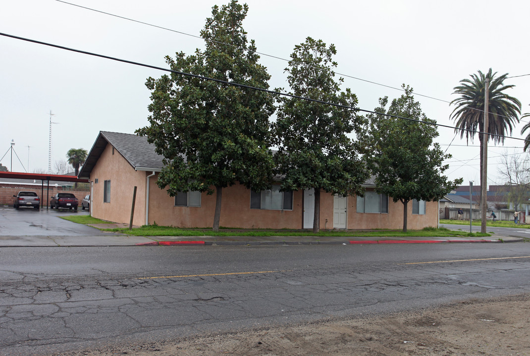 830 F St in Turlock, CA - Building Photo