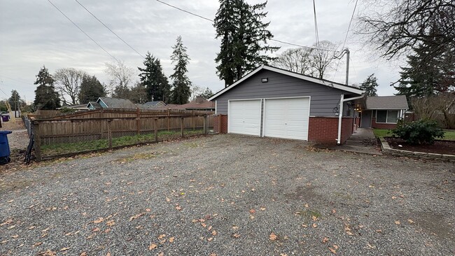 8618 Meadow Rd SW in Lakewood, WA - Building Photo - Building Photo