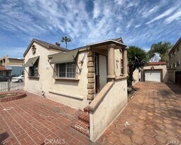 14717 Victory Blvd in Los Angeles, CA - Building Photo