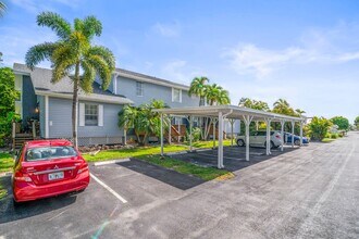 6156 Lakefront Dr in Ft. Myers, FL - Building Photo - Building Photo