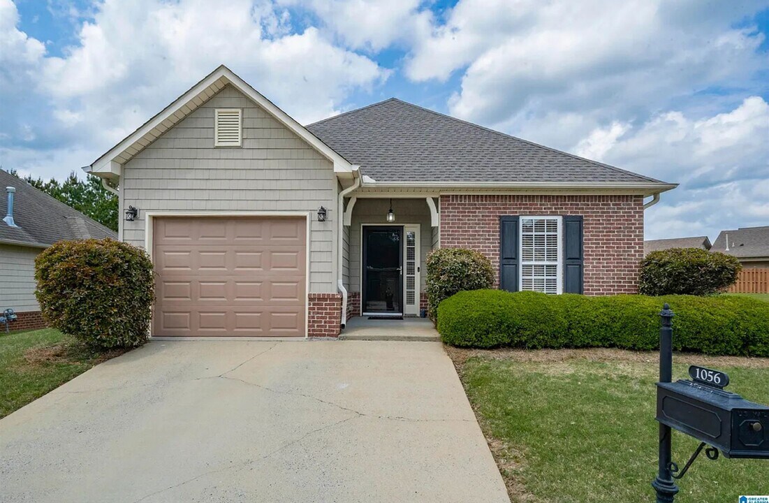 1056 Crawford Ct in Chelsea, AL - Building Photo