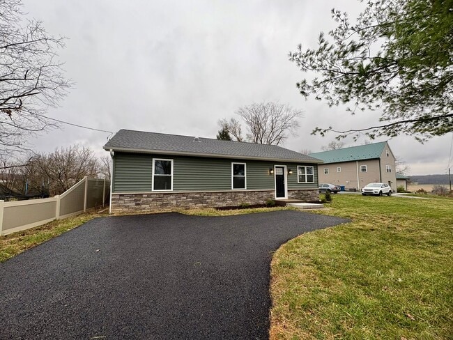 1403 Krafts Mill Rd in Spring Grove, PA - Building Photo - Building Photo