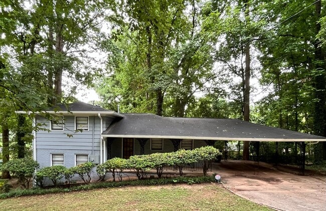 property at 3823 Kingswood Dr