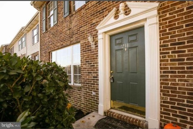 211 Little River Dr in Winchester, VA - Foto de edificio - Building Photo