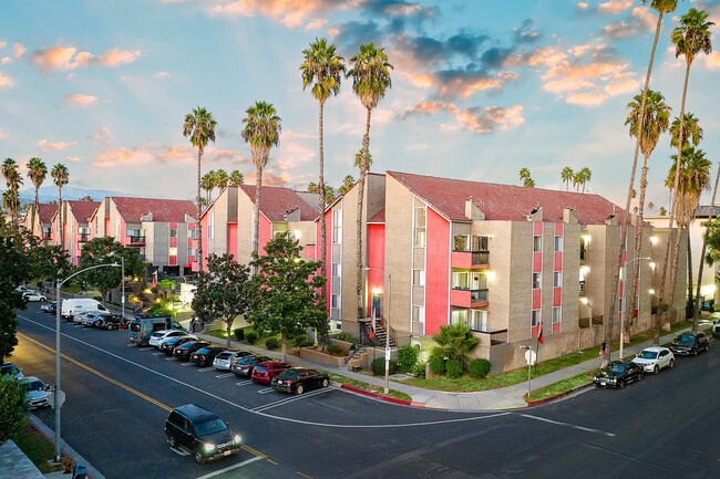 Kingsley Plaza in Los Angeles, CA - Building Photo - Building Photo