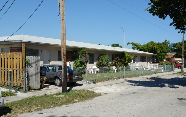 10 SW 30th Ct in Miami, FL - Foto de edificio - Building Photo