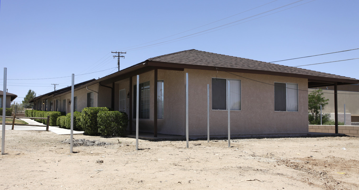 15050 Sequoia Ave in Hesperia, CA - Foto de edificio