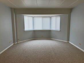 300 S Roselle Rd, Unit 307 in Schaumburg, IL - Building Photo - Building Photo