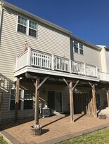 6193 Royal Crest Ln in Alexandria, VA - Building Photo