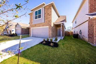 5118 Sandstone Wy in San Antonio, TX - Building Photo - Building Photo