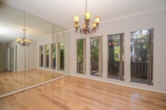 130 Sugar Berry Cir in Houston, TX - Building Photo - Building Photo