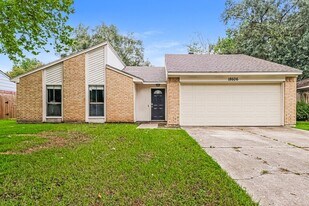18606 Hiddenbay Way in Spring, TX - Building Photo