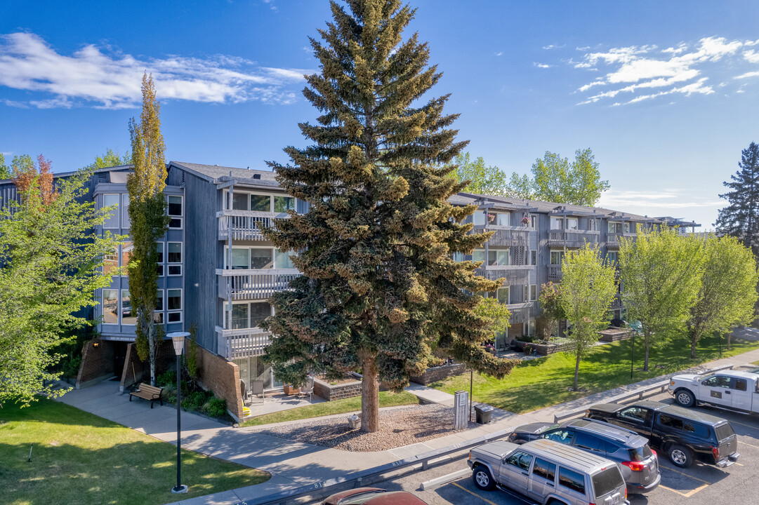 Hinton Court in Calgary, AB - Building Photo