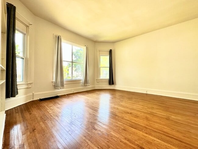 122 S Van Buren St in Green Bay, WI - Building Photo - Building Photo