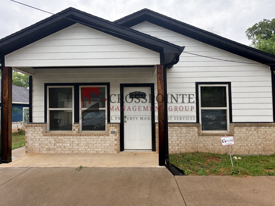 W. W Vance St in Tyler, TX - Building Photo