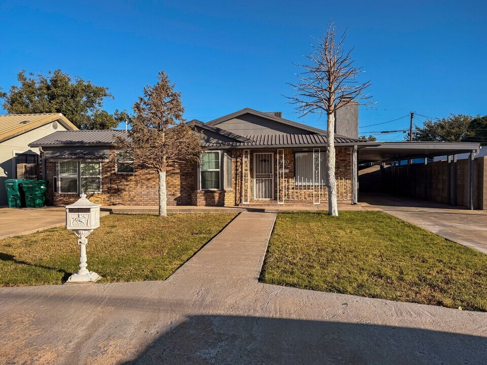 910 W Taylor Ave in Lovington, NM - Building Photo