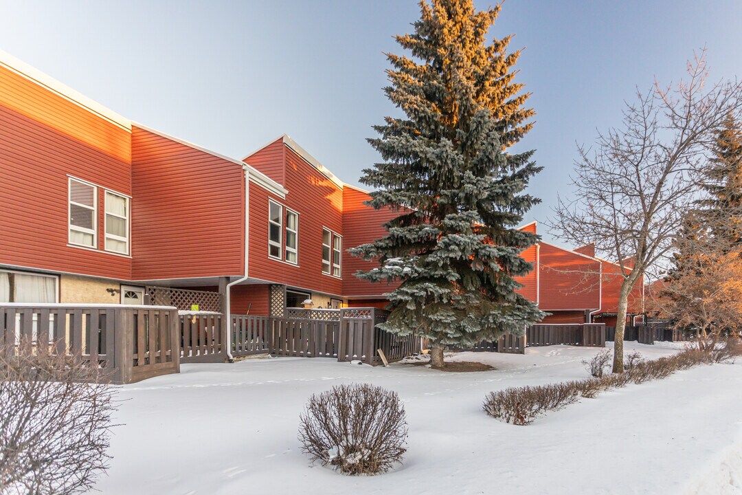 623 Millbourne Road East NW in Edmonton, AB - Building Photo