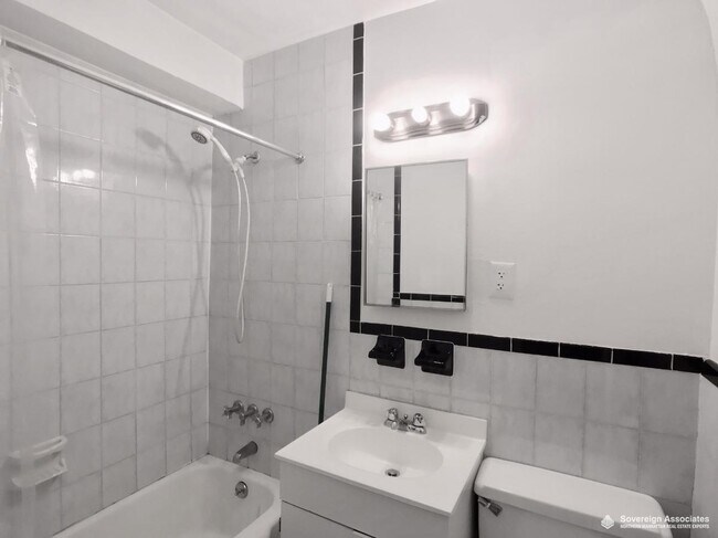 260 W 27th St in New York, NY - Building Photo - Building Photo