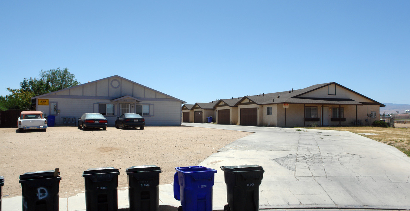 15597 Tonekai Rd in Apple Valley, CA - Foto de edificio