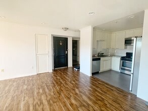 2811 Francis Ave in Los Angeles, CA - Building Photo - Building Photo