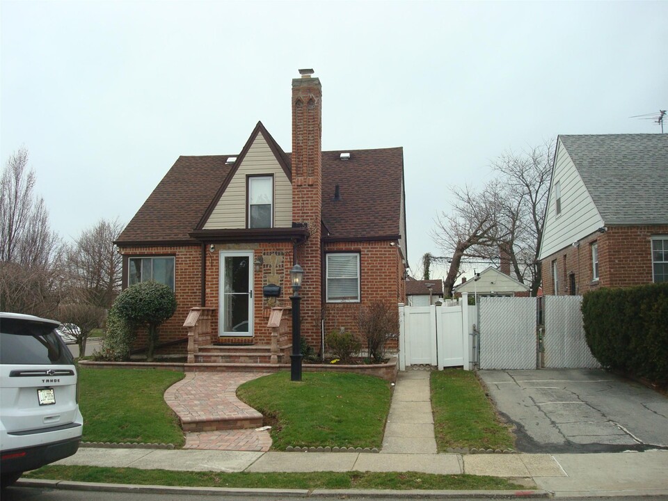 118-58 230th St in Queens, NY - Building Photo