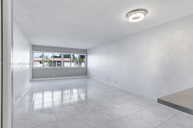 140 Lakeview Dr in Weston, FL - Building Photo - Building Photo