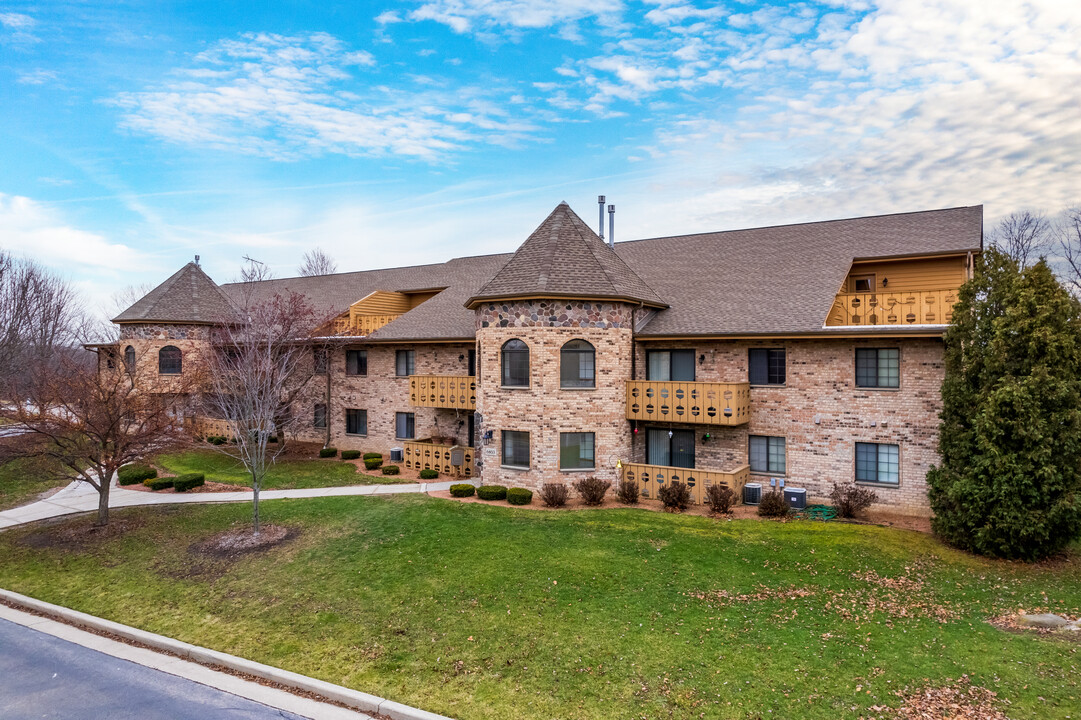 Parkwood Lake Apartments in Franklin, WI - Building Photo