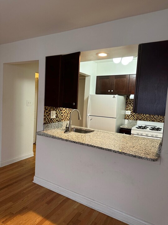 3700 N Pine Grove Ave, Unit STUDIO in Chicago, IL - Building Photo