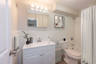 Hampton House Apartments in West Haven, CT - Building Photo - Building Photo