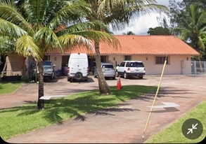 330 Northwest Dr in Miami, FL - Building Photo